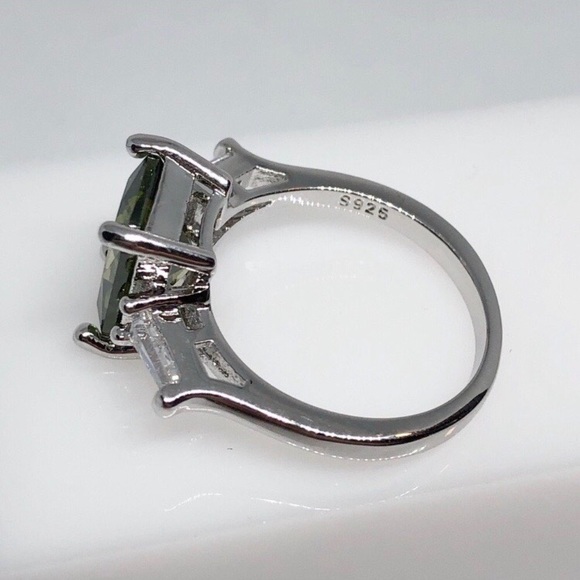 Peridot & Sterling Silver Princess Cut Ring - Picture 7 of 7